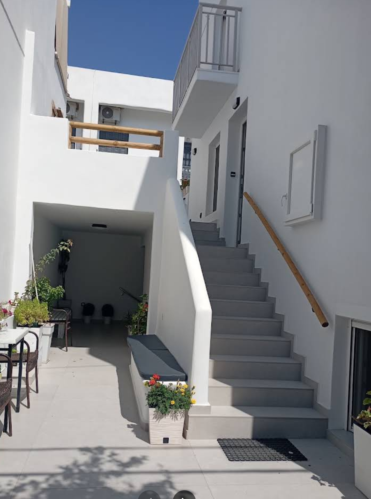 Cycladic details at Hotel Syrianos