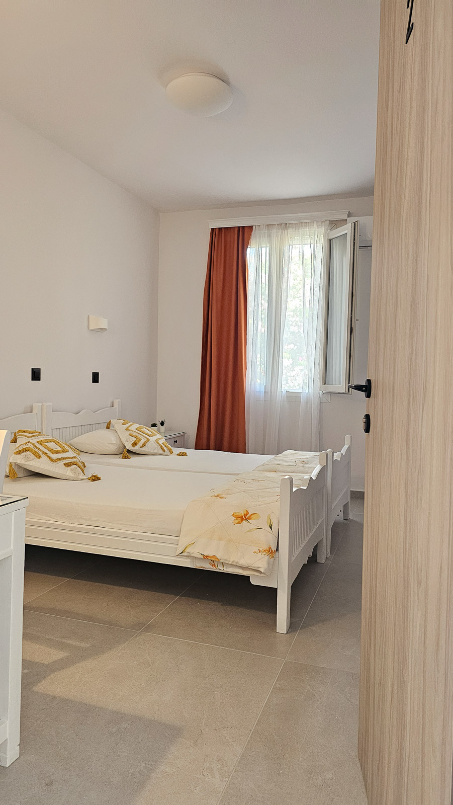 Bright Double Room 02 at Hotel Syrianos