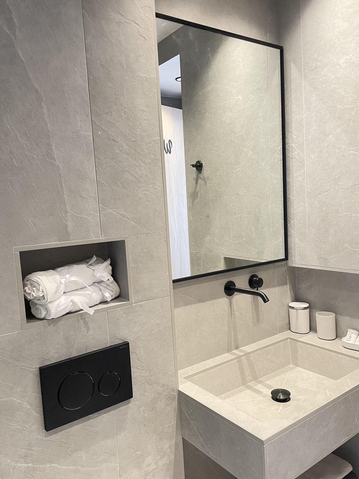 Private bathroom in Double Room 08