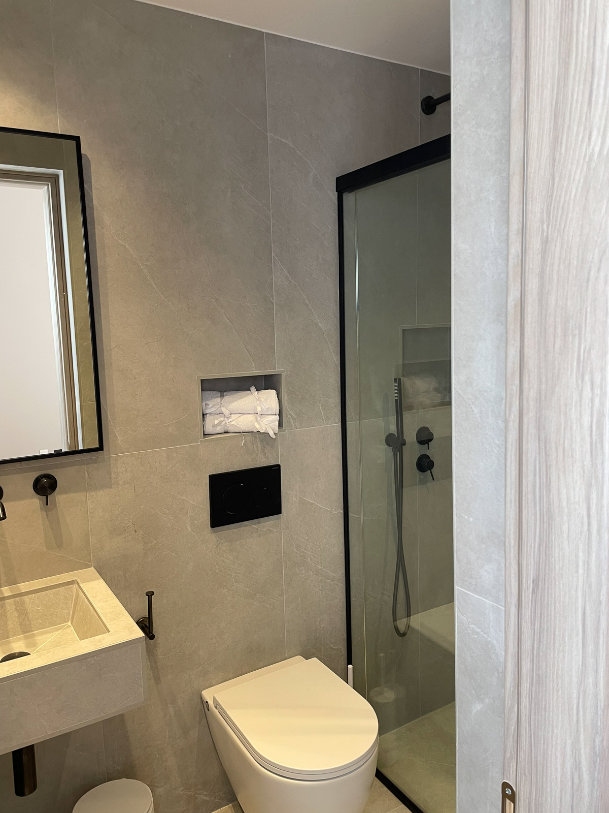Private bathroom in Triple Room 09