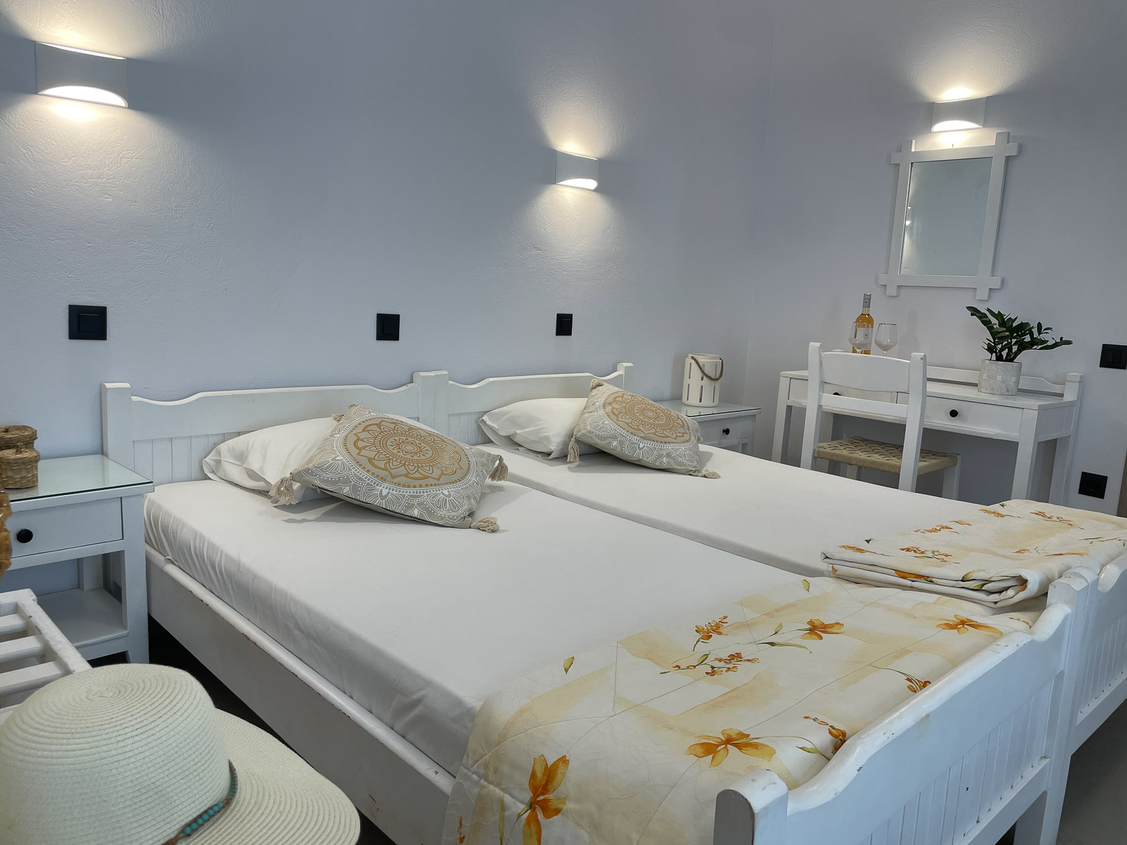 Bright Cycladic room at Hotel Syrianos